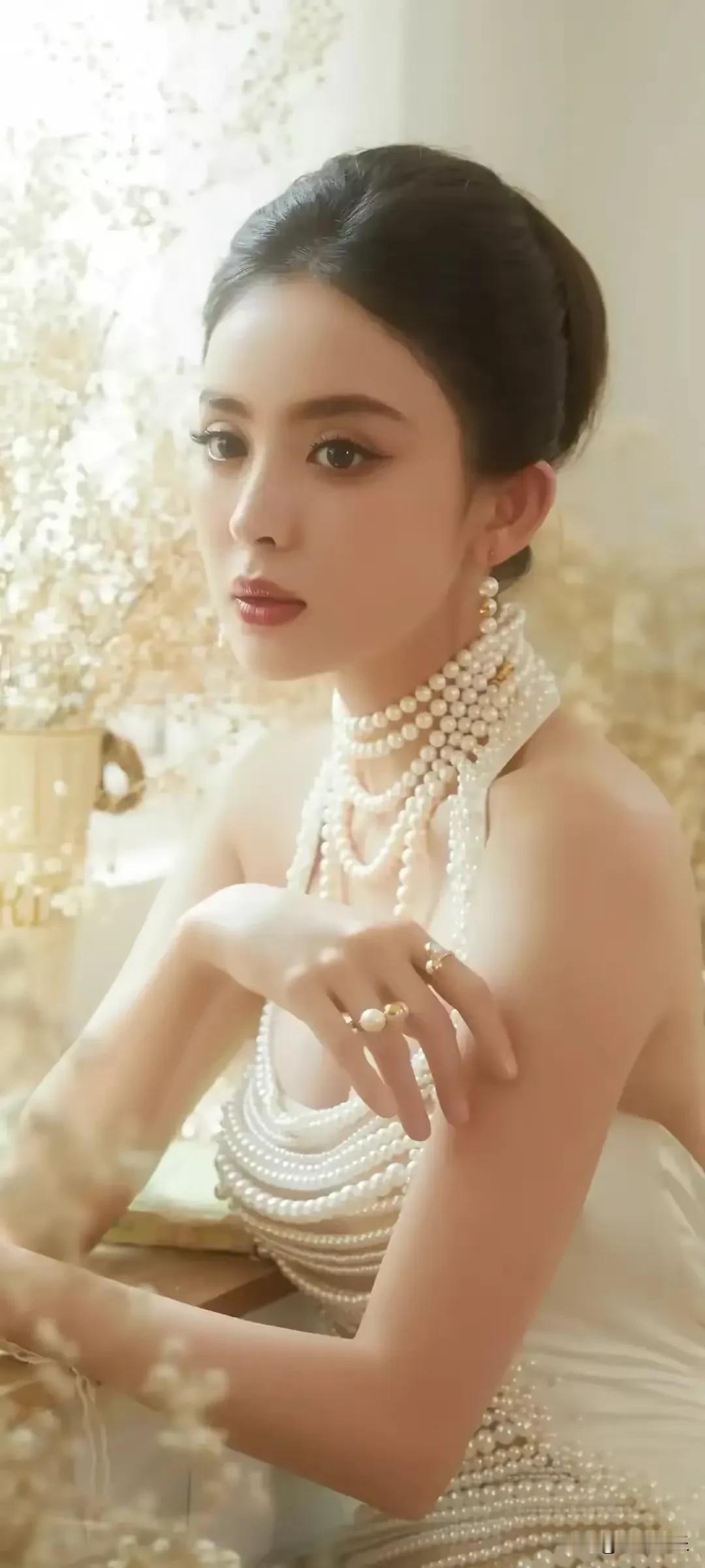 娜扎穿着大胆暴露，身材完美，可惜却一直找不到男朋友，不知道是不是因为长得太漂亮了