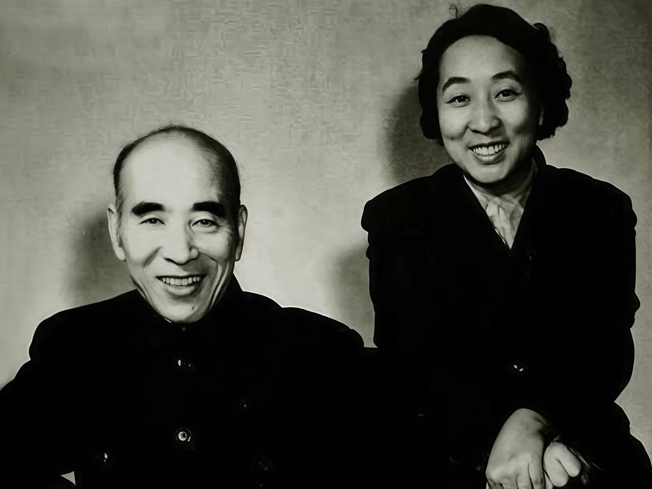 林彪曾给叶群写了一个手写条幅，内容是：“发不同青心同热，生少同衾死同穴”。这段话