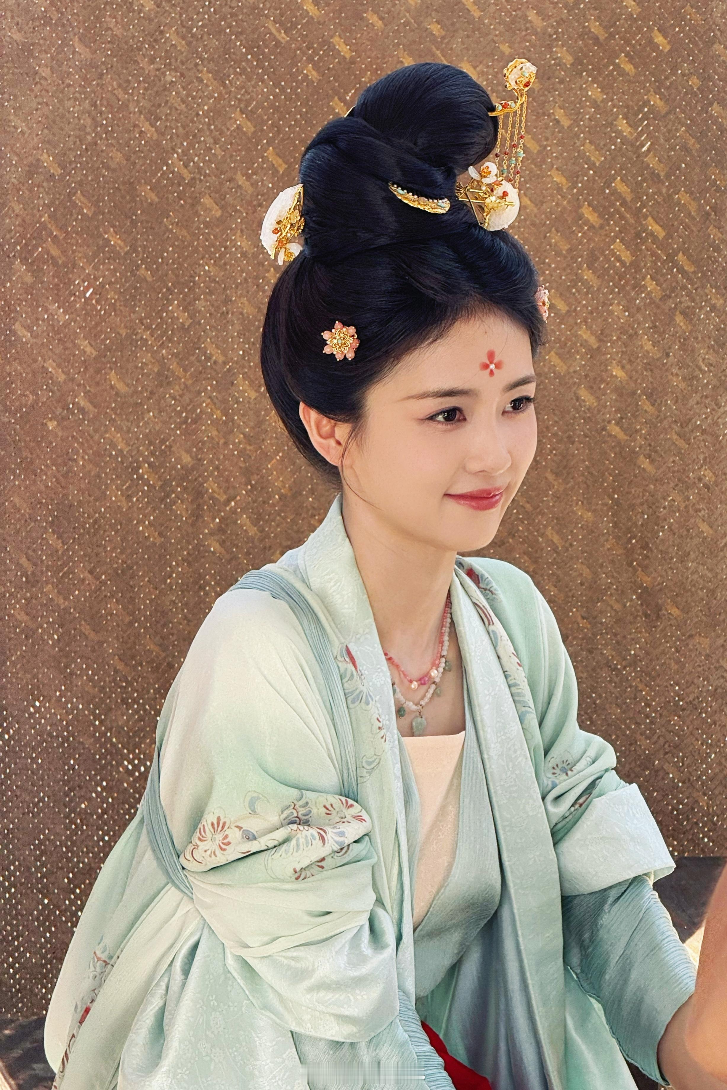 白鹿叶璃新剧莫离片场随拍，🍍真的太美了呀！[期待]莫离 ​​​