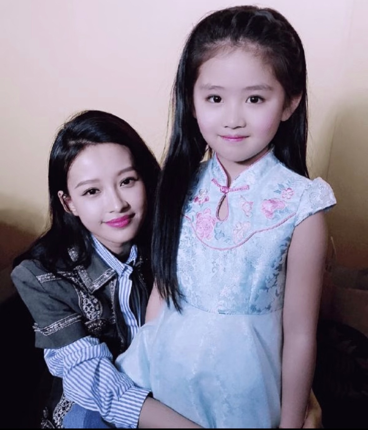 这是孙怡女儿吗？眉眼和孙怡太像了，这么小就这么好看 感觉长大了会比孙怡更惊艳！ 