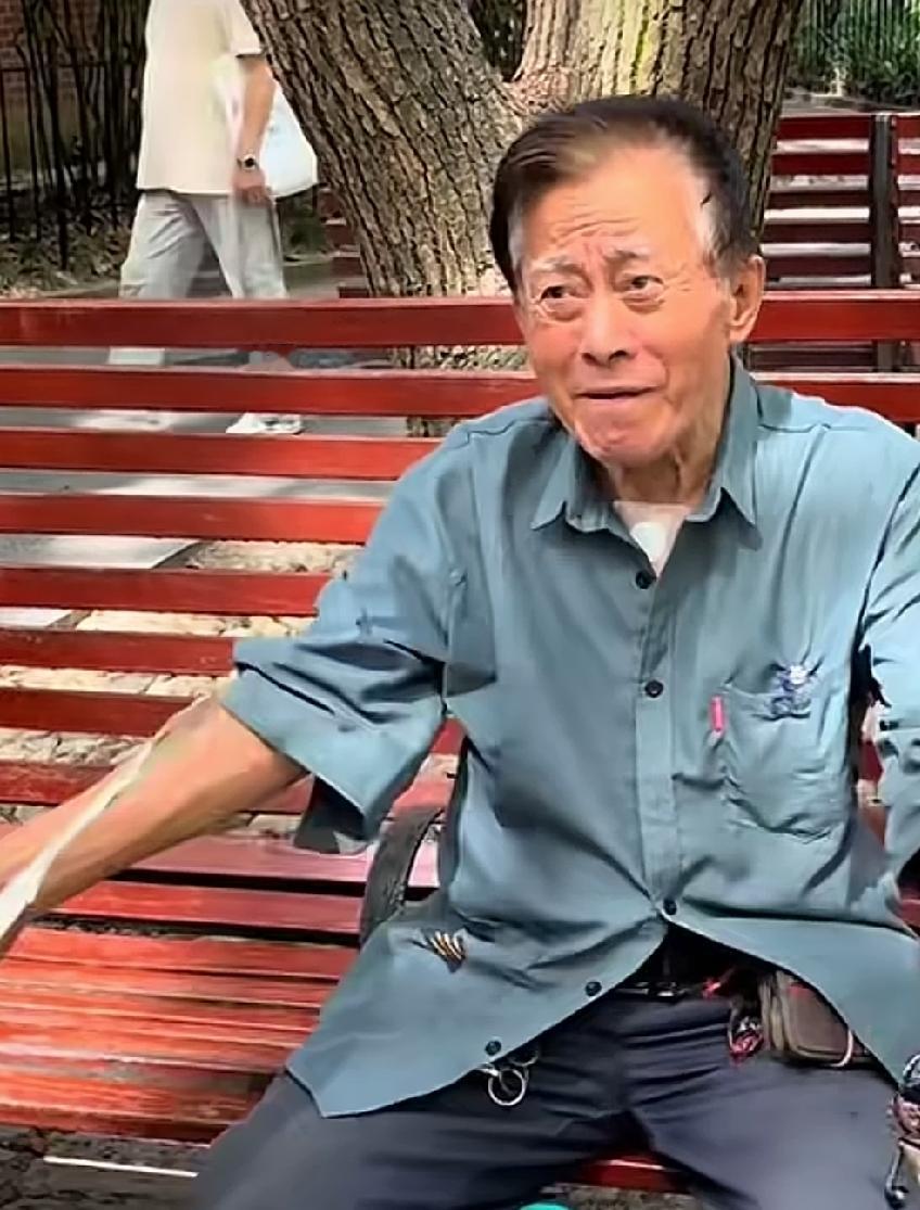 股票虽说是套牢了，但只要不割肉离场，心中的希望就依然存在，这或许就是爷叔坚持的动