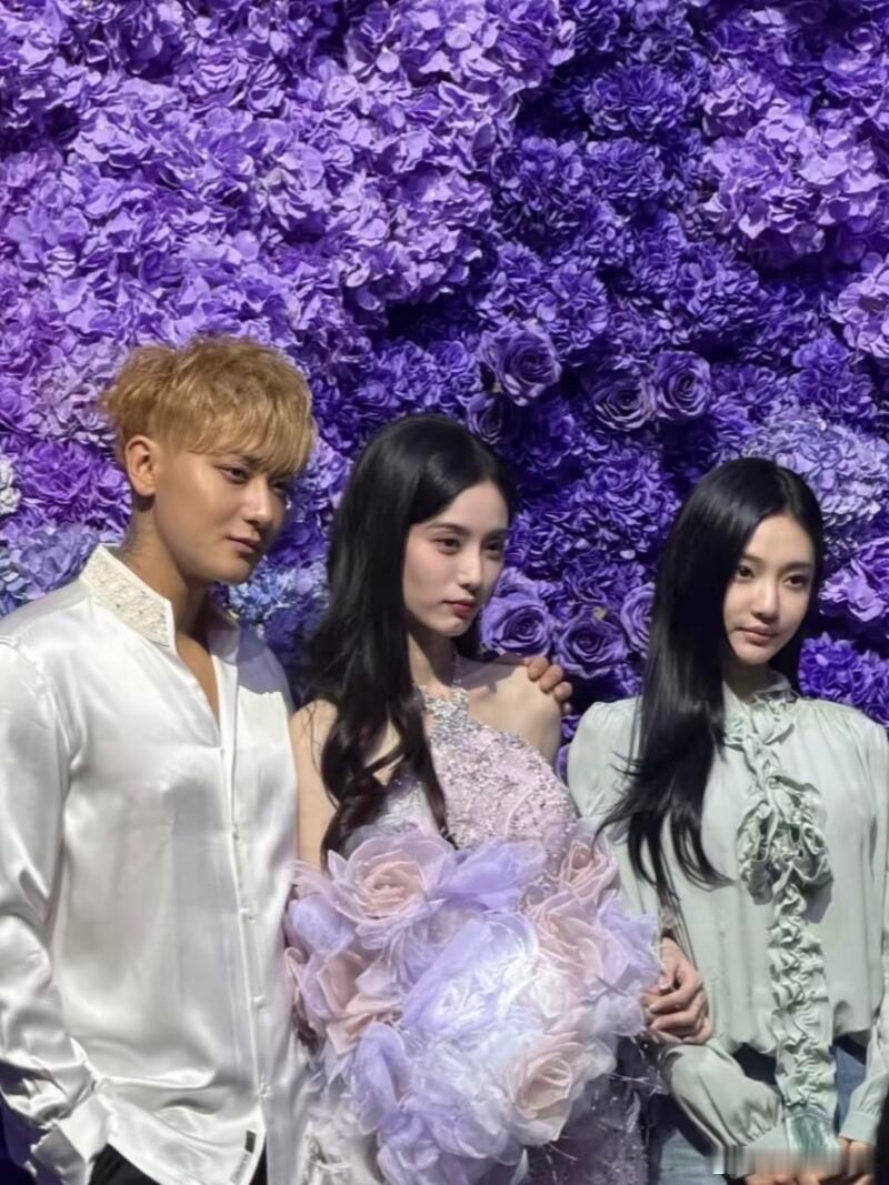 宁艺卓和徐艺洋黄子韬合照宁艺卓和徐艺洋黄子韬的合照来了，两个女生美成啥了都。宁艺