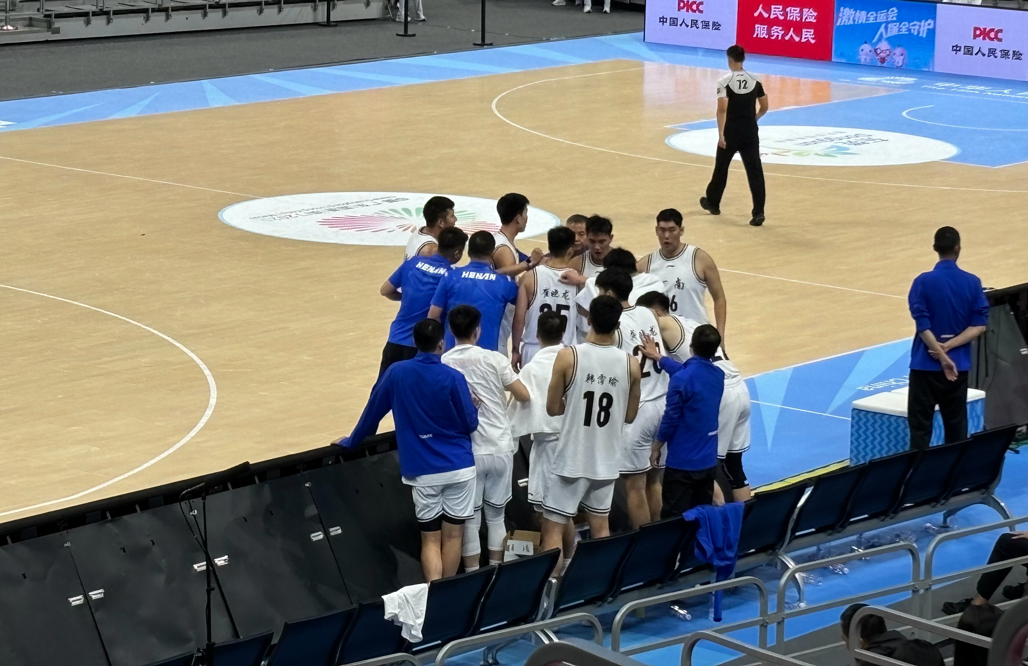 崔晓龙28分11篮板14助攻能拿到三双，河南104比84击败湖北，拿到小组赛首胜