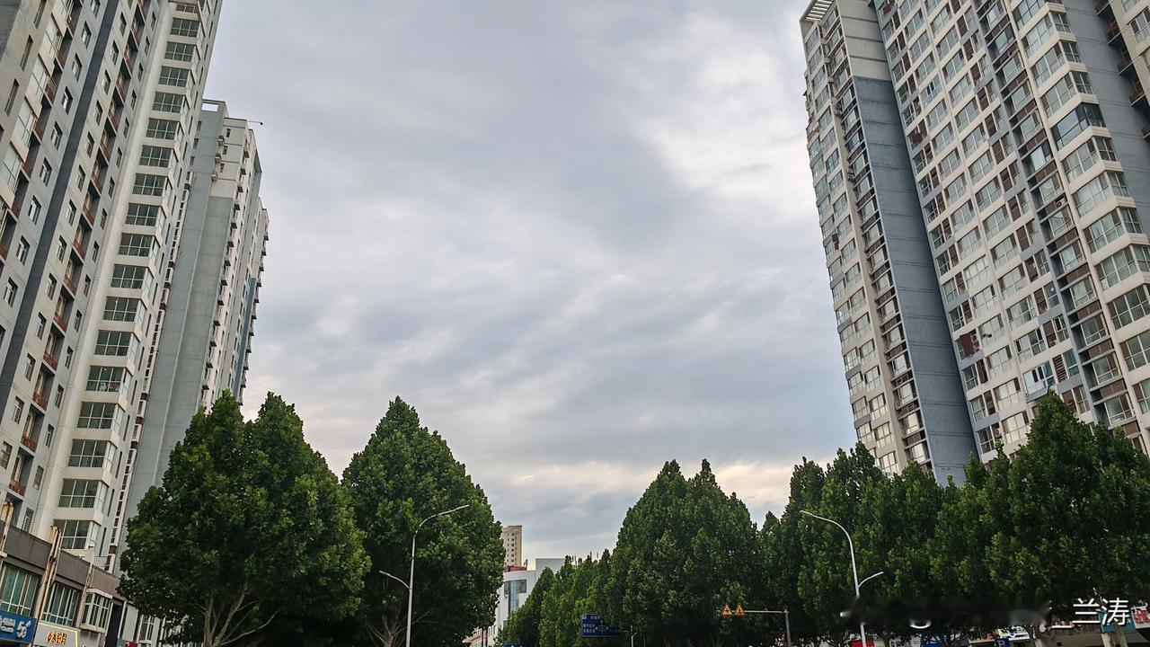 又阴天了，这雨就跟跟我玩捉迷藏似的。天气预报都报了两天雨，可它就是迟迟不来。
就