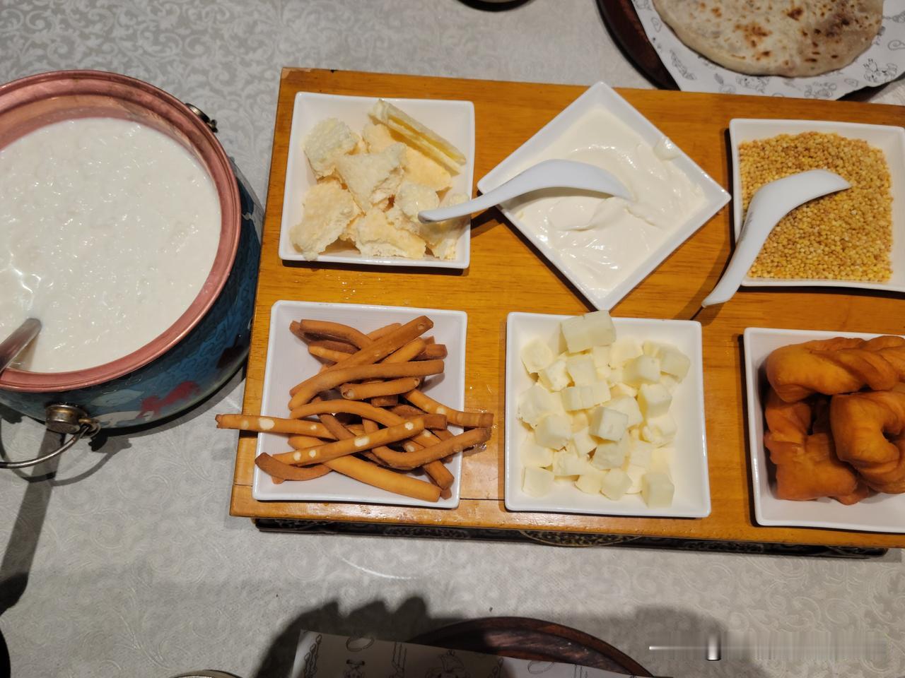 在我们大内蒙，很多著名蒙餐，其中有一种生初乳制作的奶食品，堪称豪华，一份98元。