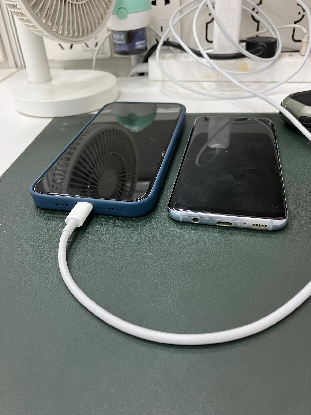 现在的手机真是越来越厚，厚得可怕[捂脸]iPhone15 ProMax戴个壳感觉