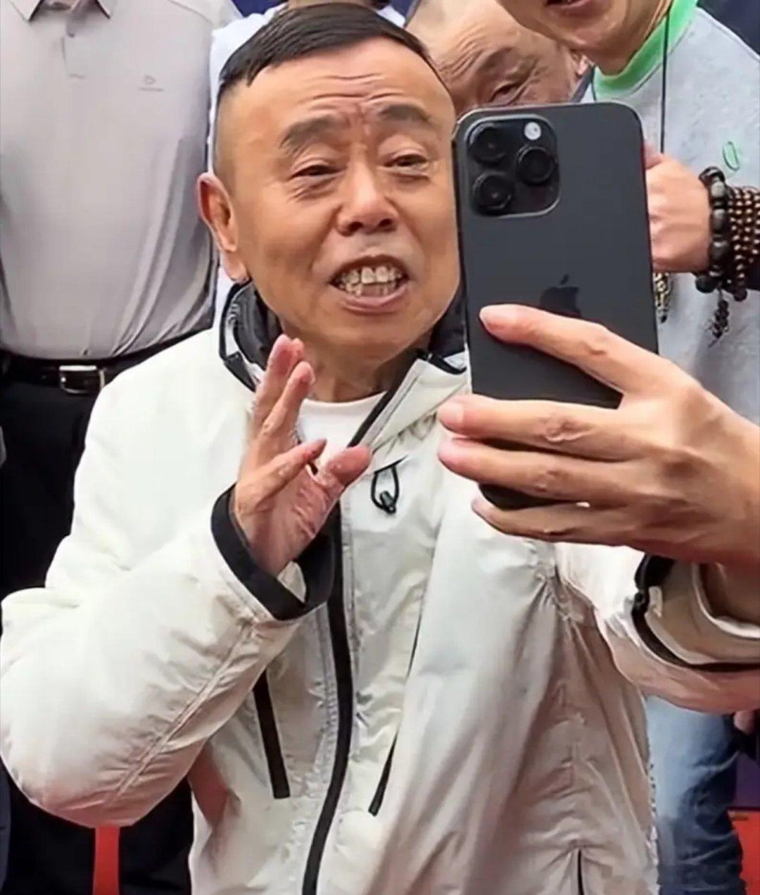 盼了二十年的《举起手来3》终于开机，可现场照一出来，老粉的心直接凉了半截。潘长江