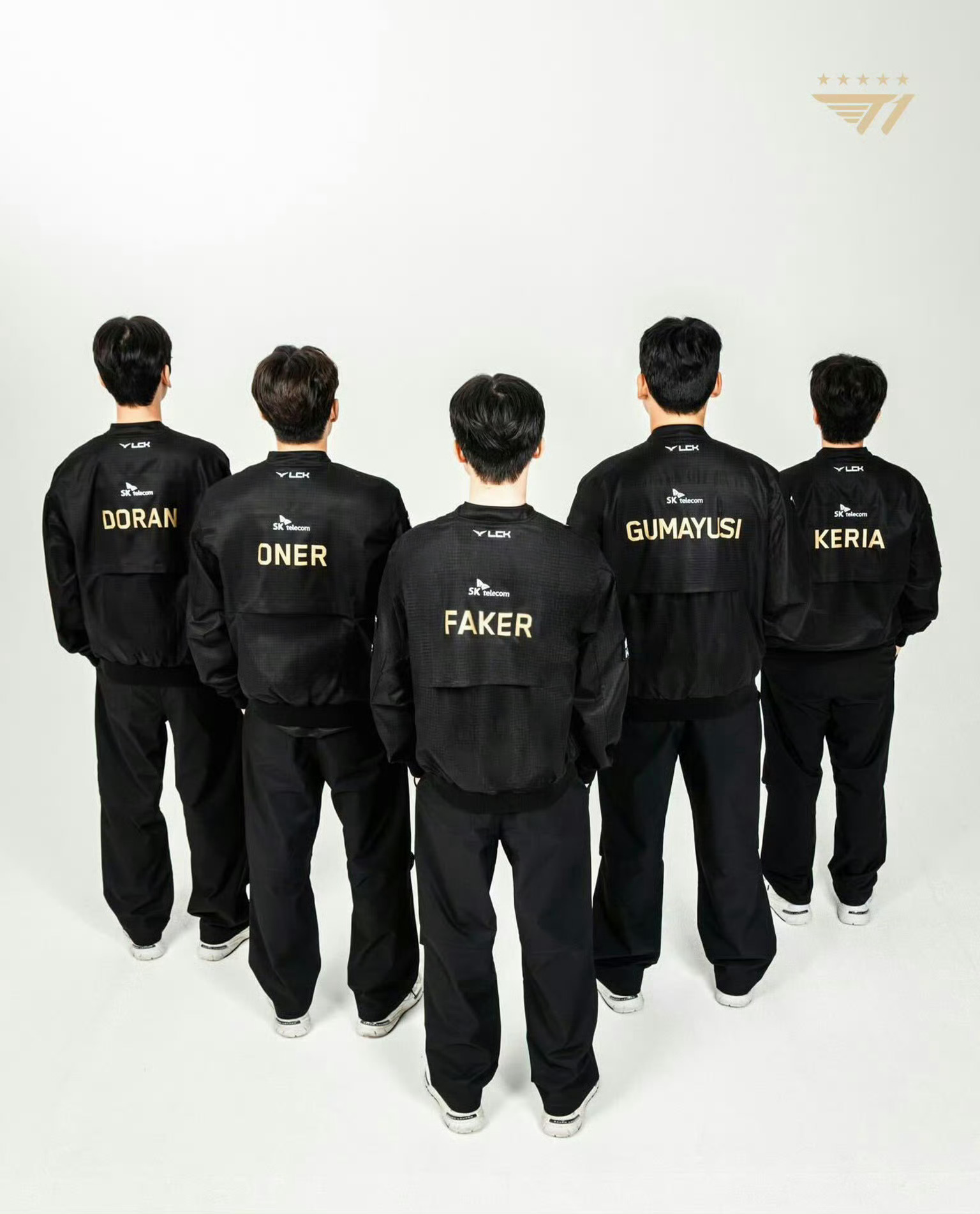 T1官博po出：⭐️⭐️⭐️⭐️⭐️麻烦穿着黑色队服一直前进吧……🥺2025l