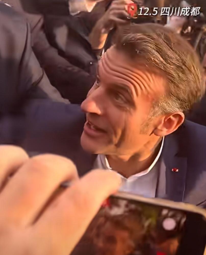 12月5日下午，法国总统马克龙到访四川大学与学生挨个握手开心到蹦起，并举行大学生