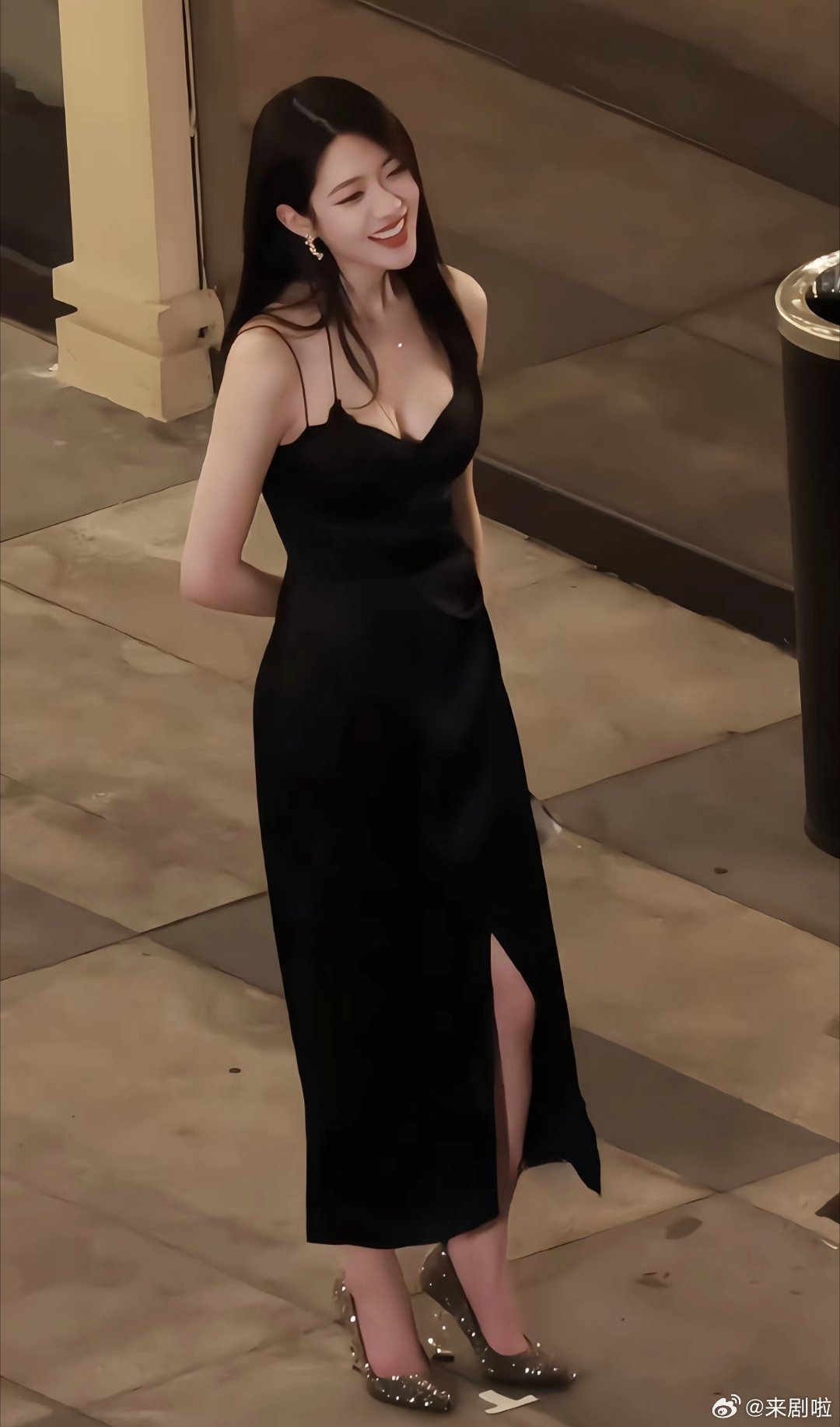 何穗也太沉得住气了向涵之这种轻熟风小美女24岁，年轻漂亮前有牛仔裤超绝腰臀比上热