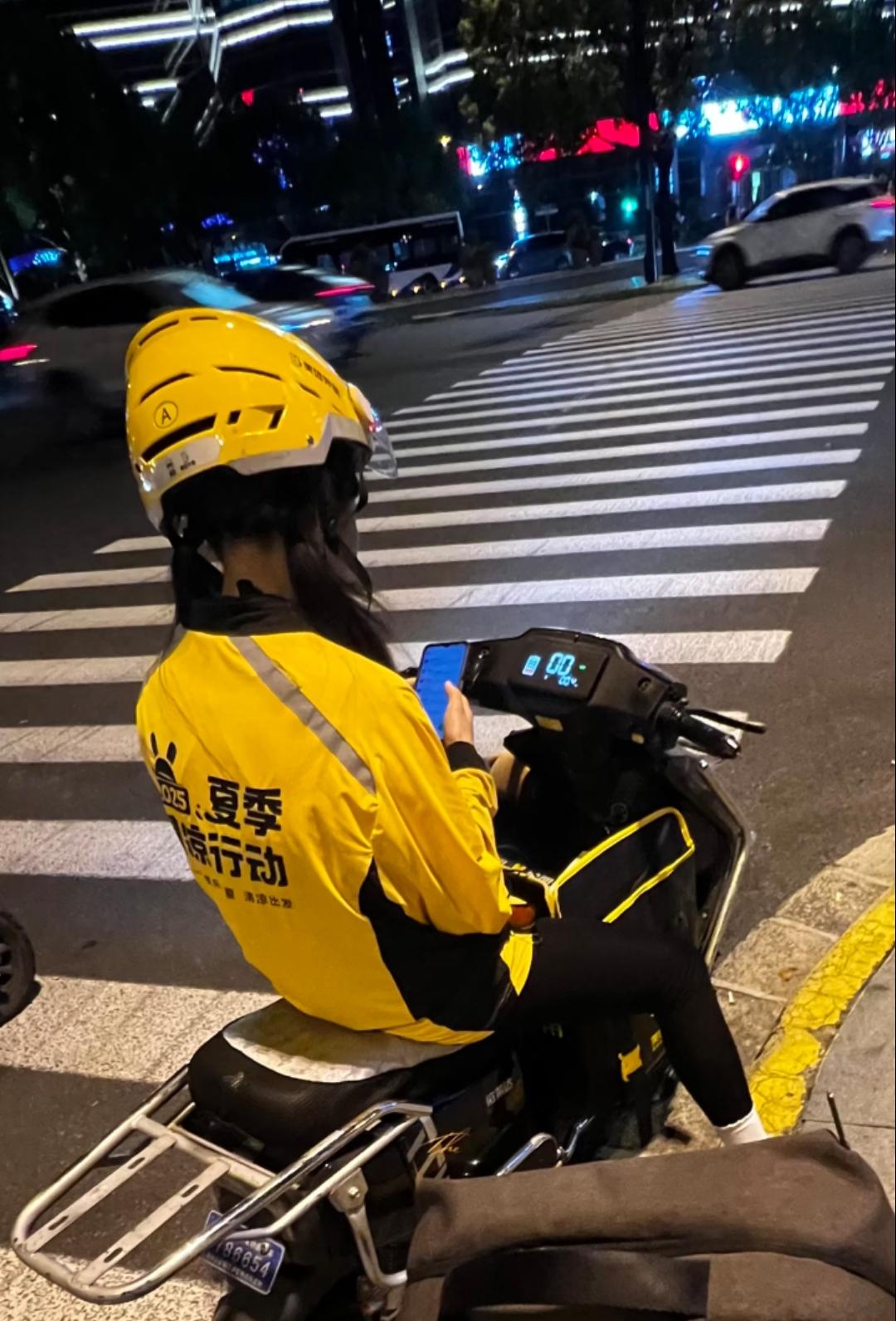 老公一出生，妈妈就因难产去世
后来父亲靠开大货车养活一大家子
但好日子也只停留在