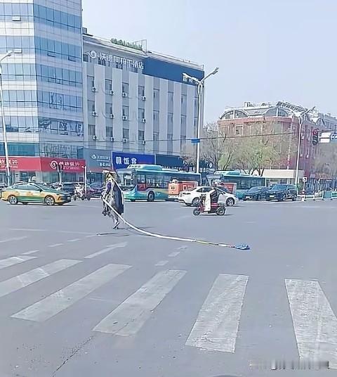 不惧目光！向阳路一大叔活成自己喜欢的模样。
网友在胜利街向阳路偶遇一位超有个性的