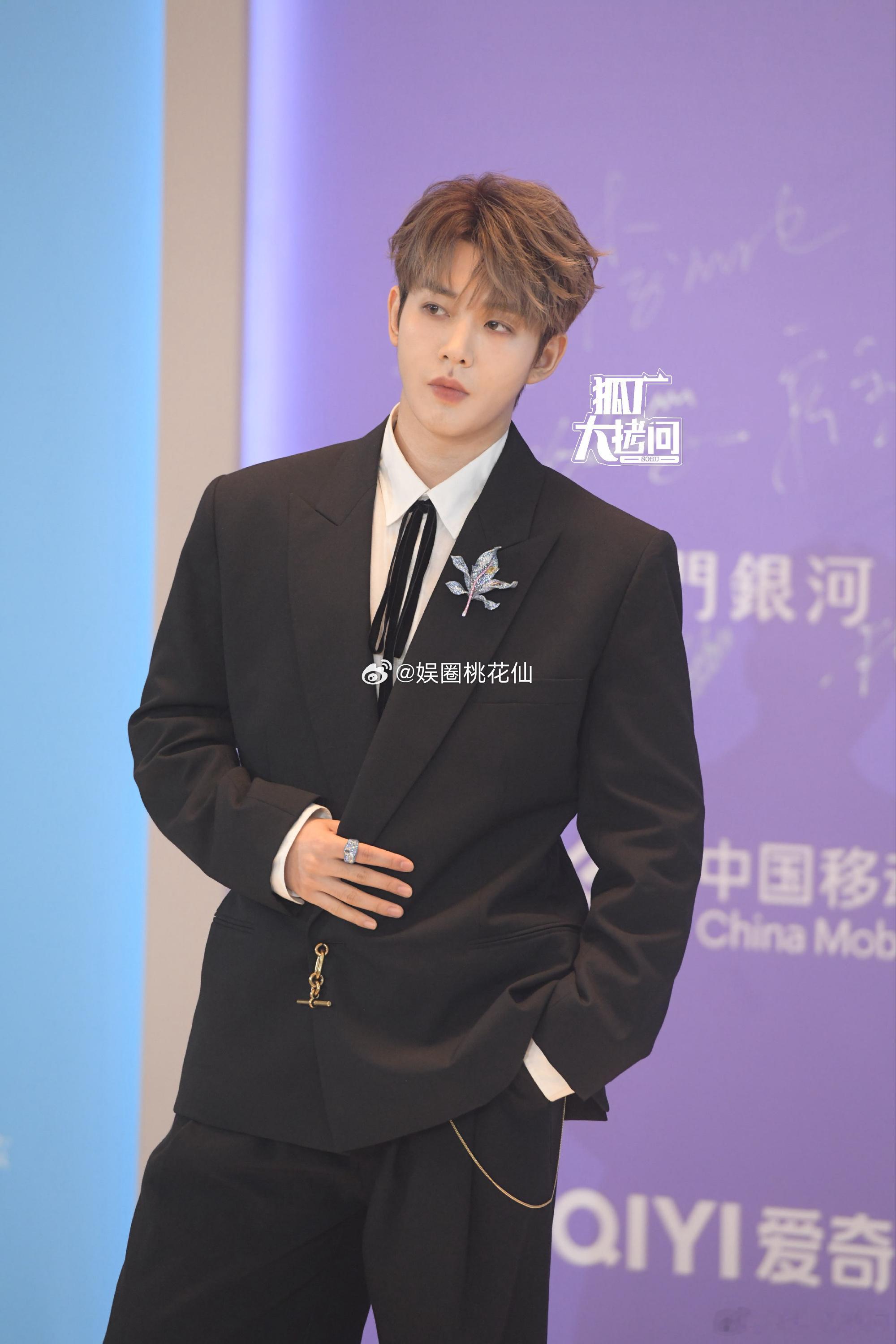 尖叫之夜上有个超好笑的事儿——邓为出场时，人中那儿黑乎乎的一块，远看还以为是长了