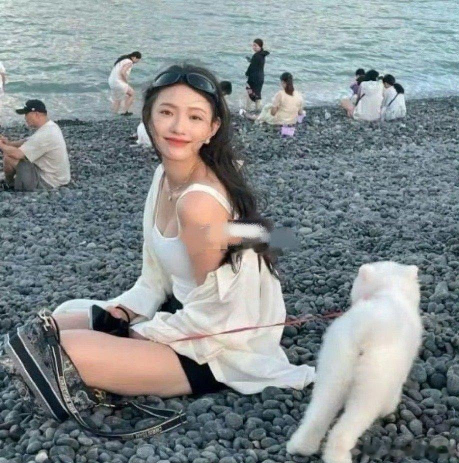 林允去海边玩居然没有路人认出来，那两个男生也不去要个签名 ​​​