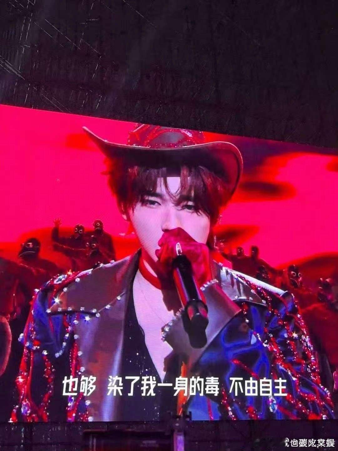 宋亚轩solo造型，红色look，