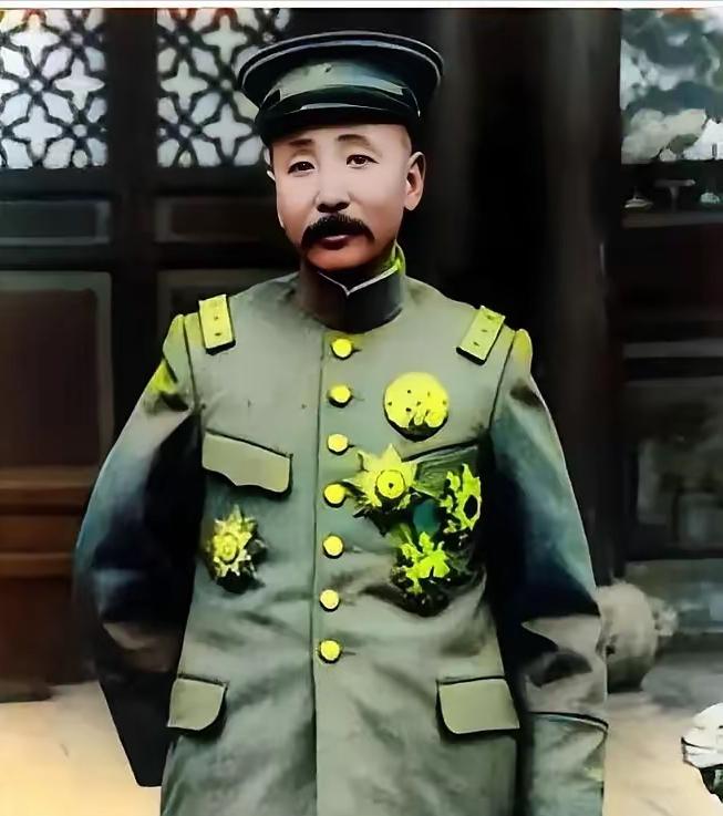 1915年，张作霖的三姨太为了泄愤，把侍女抽得遍体鳞伤。张作霖暴怒，一脚踹开房门