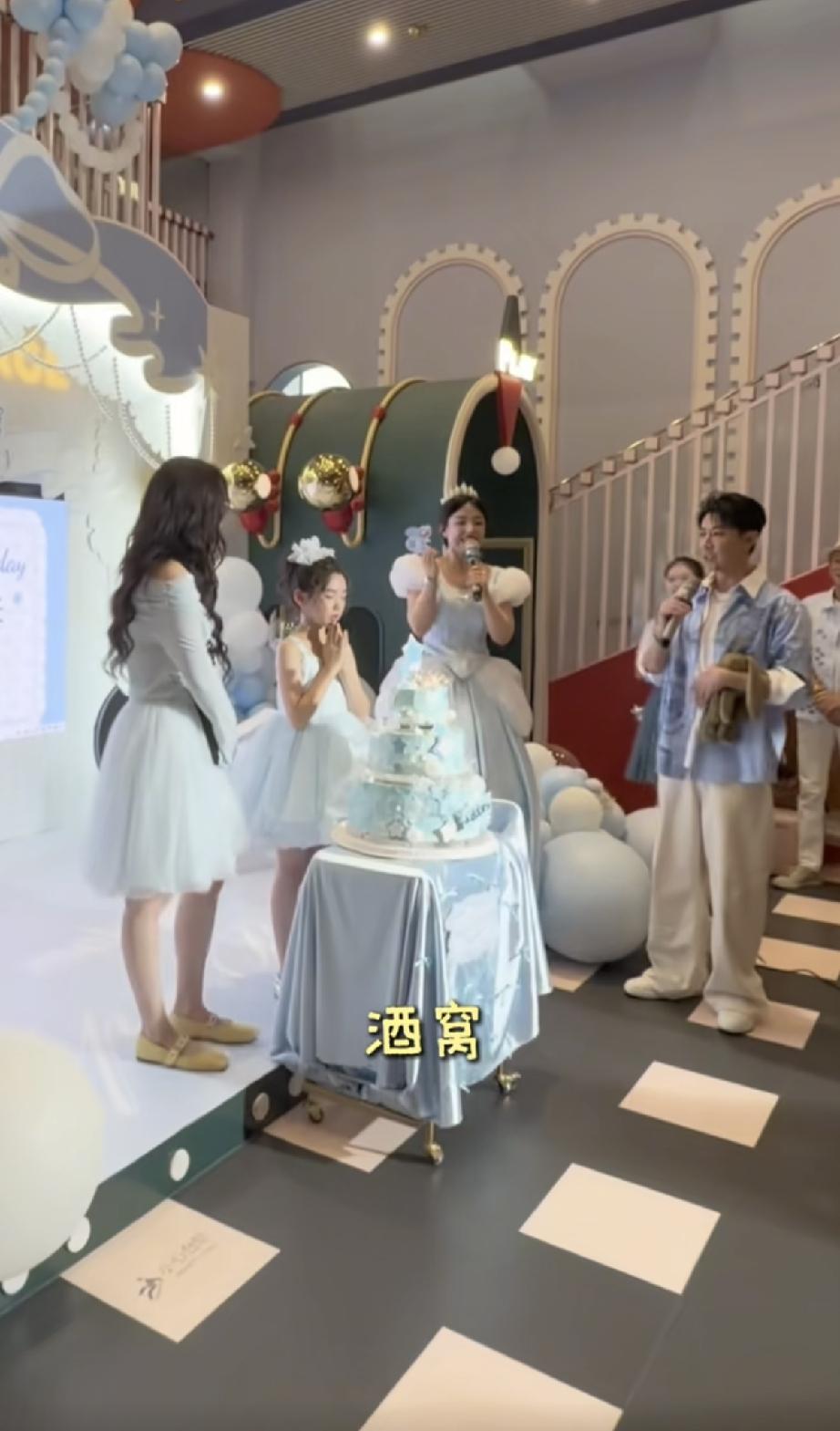 5月25日，董璇晒给酒窝庆生照没有张维伊，原来张维伊在，穿情侣装单膝跪地好虔诚，