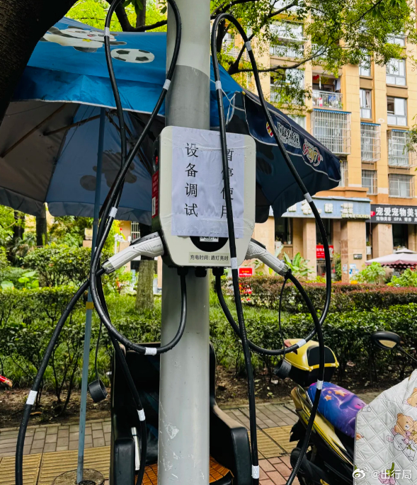 路灯都有慢充桩了，以后怕是路边停车位都要配上相应的慢充桩 ​​​