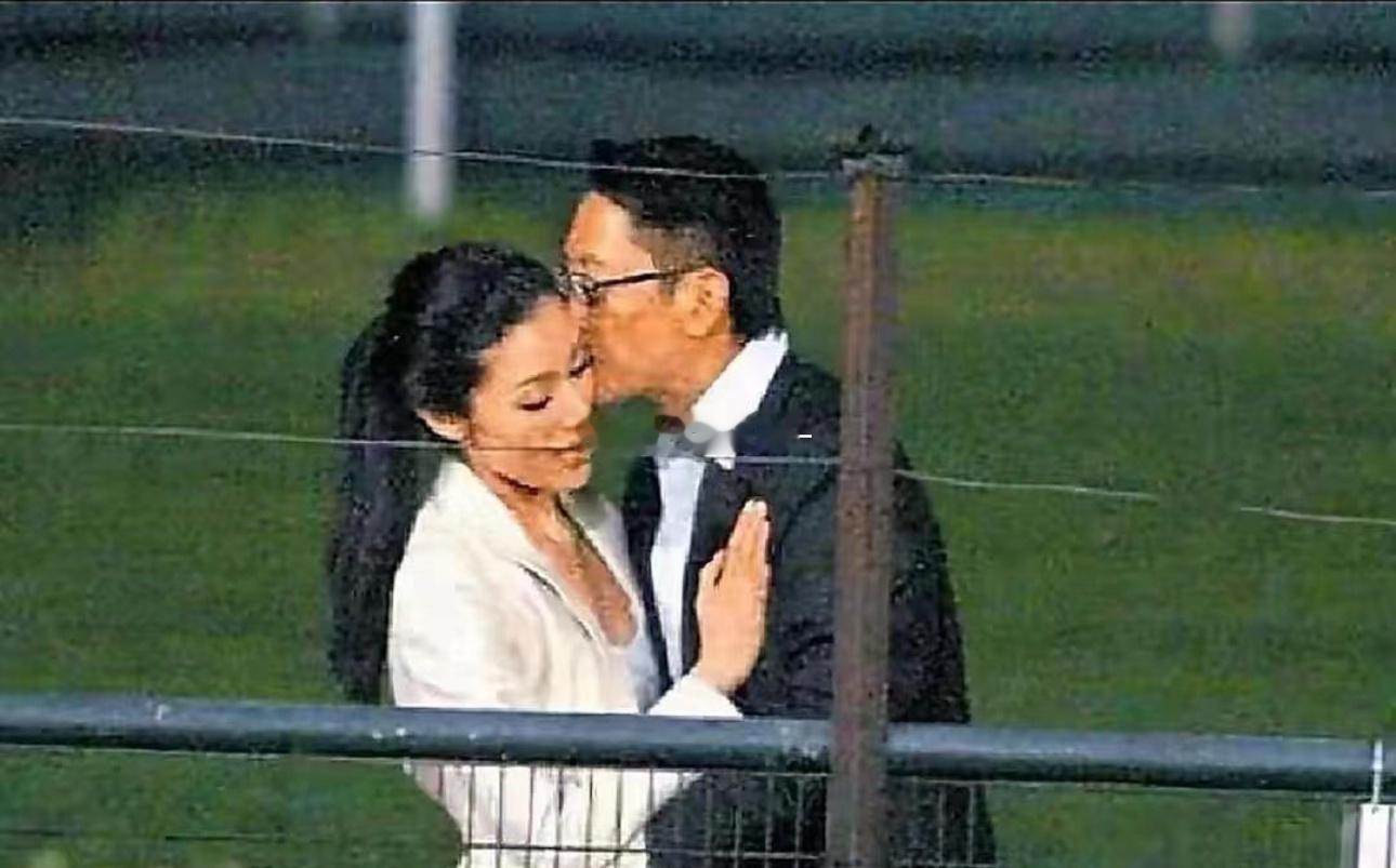 老照片：昔日，许晋亨和李嘉欣谈恋爱时，两个人情难自禁，在马场边激情热吻。当时，许