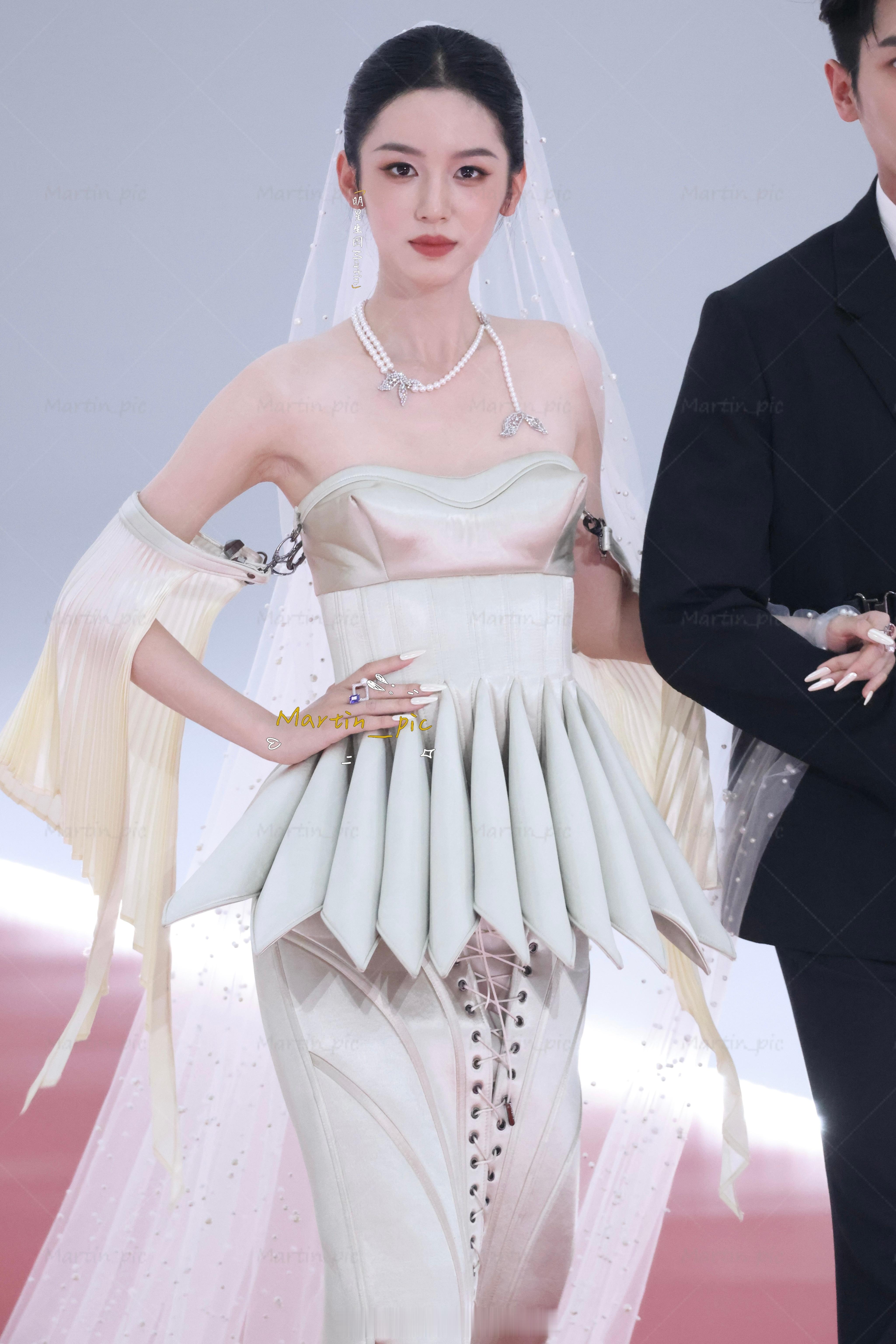 周也 周也星光大赏红毯生图也子这个入场简直太女王了周也骨相周也丞磊 新娘新郎