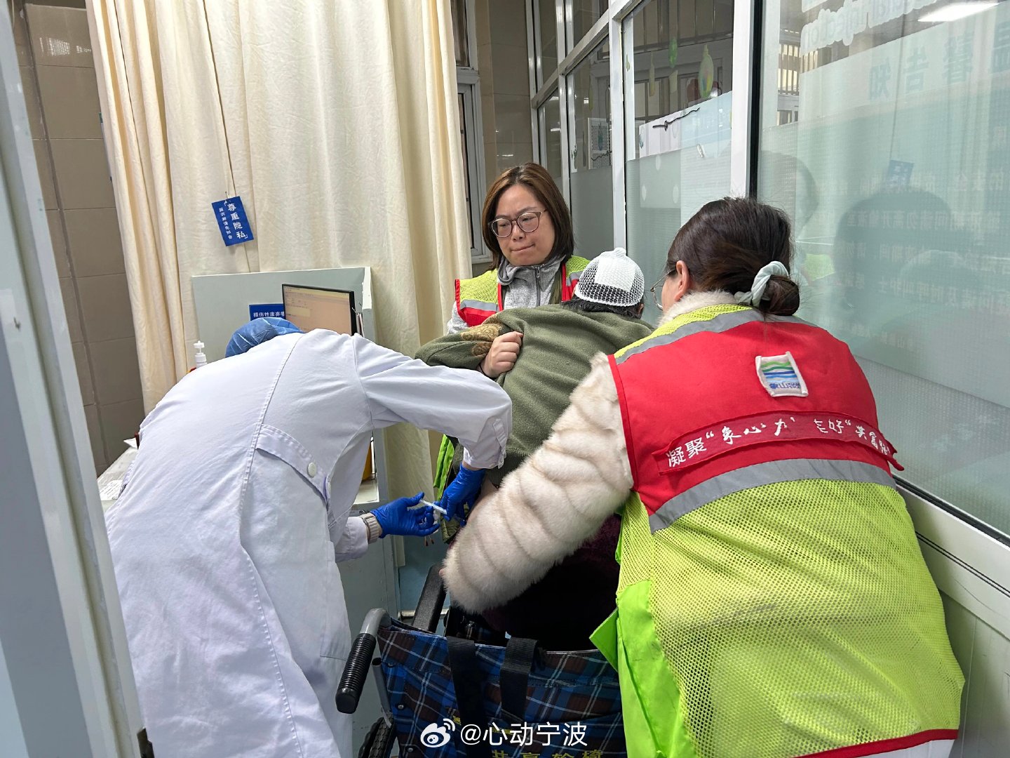 宁波八旬老人受伤社工紧急施救 近日，宁波象山一名85岁独居老人意外摔倒受伤，头部