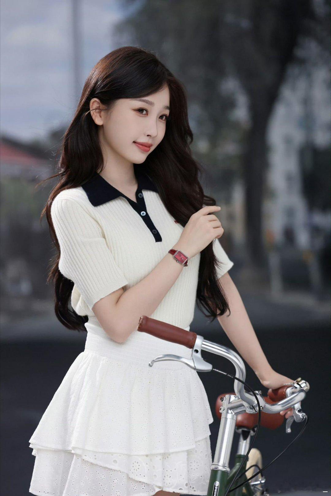 虞书欣知性温婉感这感觉太戳人了！少女的俏皮劲儿在，知性温婉也在线，两种feel融