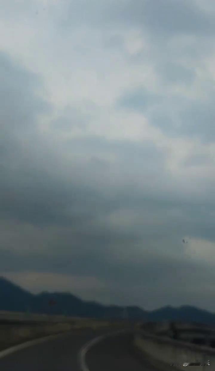 半导体厂，开始取消加班费了。
不是汽车厂先停的流水线。
是4S店库存堆到天花板，