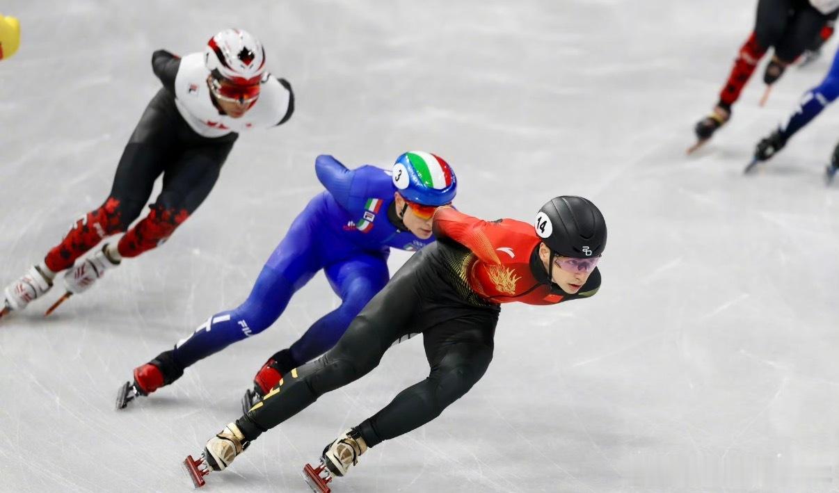 刘少昂鼓励队友往前看 真正的强者，从不在失利时指责，而是在低谷时托举。刘少昂用行