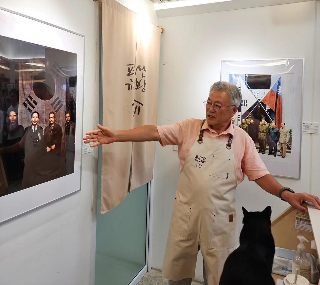 韩国前前总统文在寅的一张非常罕见的照片。