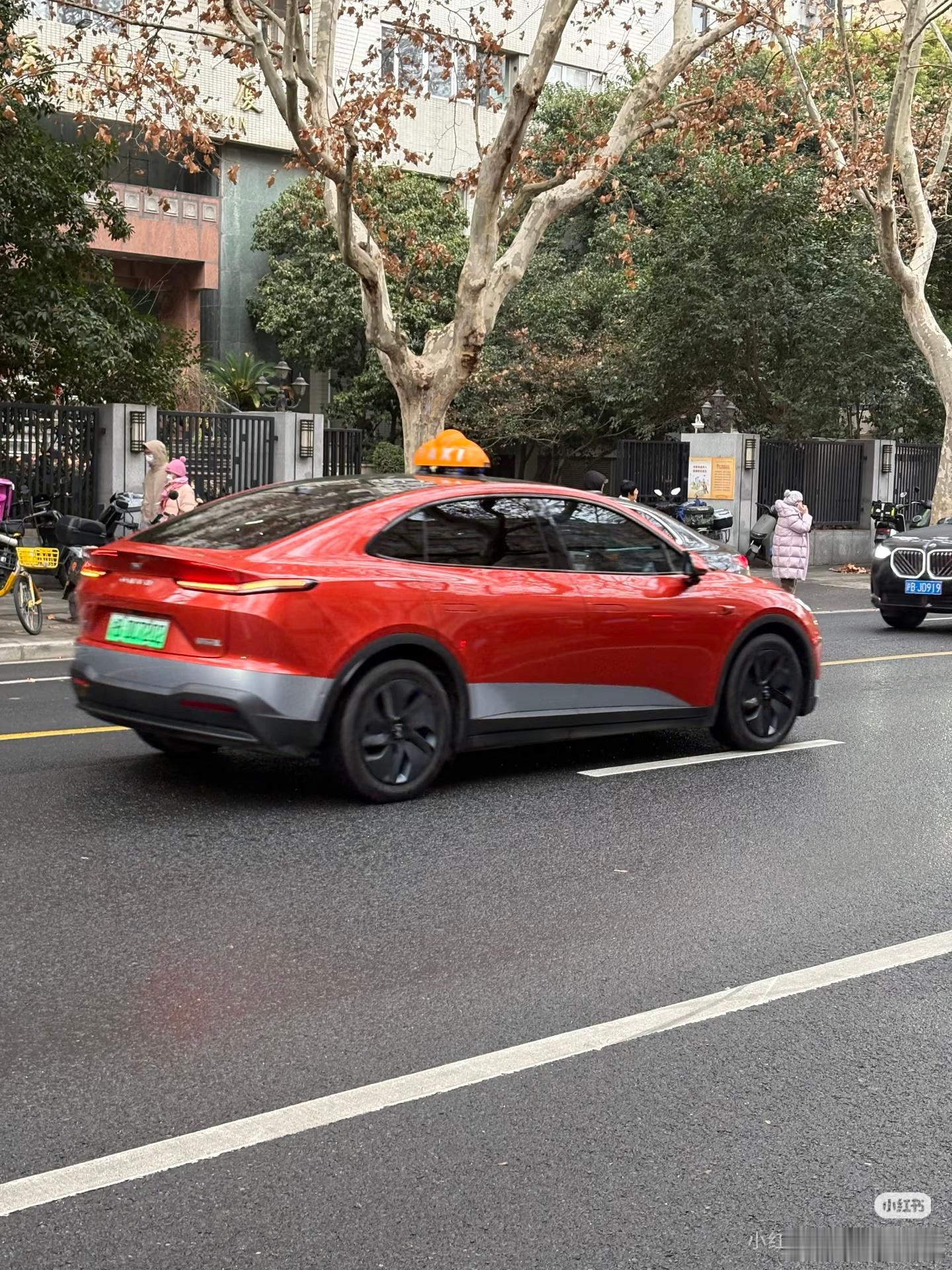 乐道L60也入编，干上正规出租车了。说真的啊，只要是在上海，用L60做出租车还真