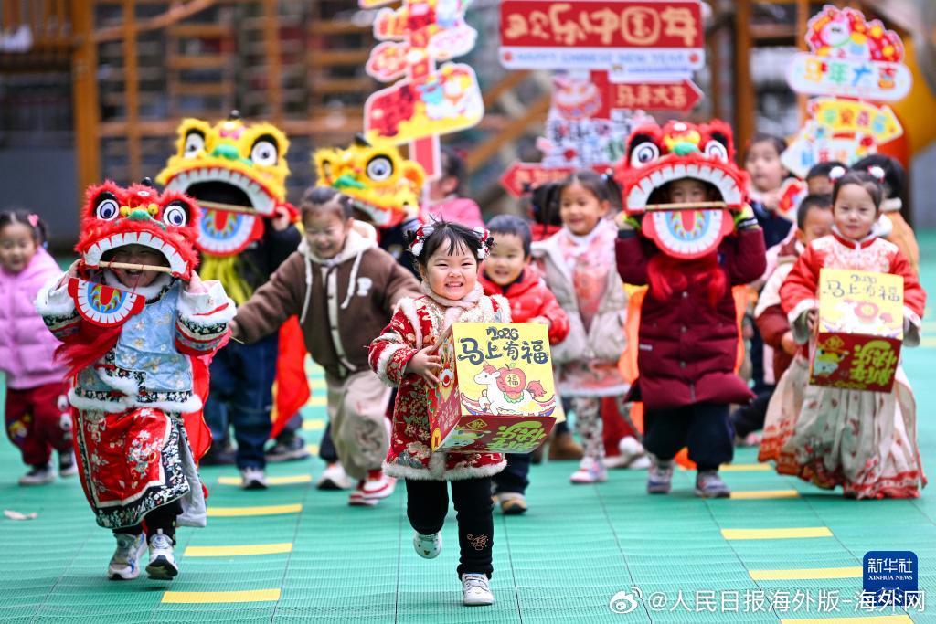 【海外网评：奋斗创造“马到成功”新一年】“新年的旭日即将升起。祝祖国山河壮丽、大