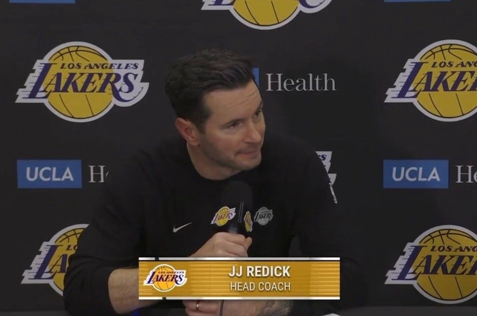 雷迪克表示：“湖人队的失误有时会一波接一波地出现。” 