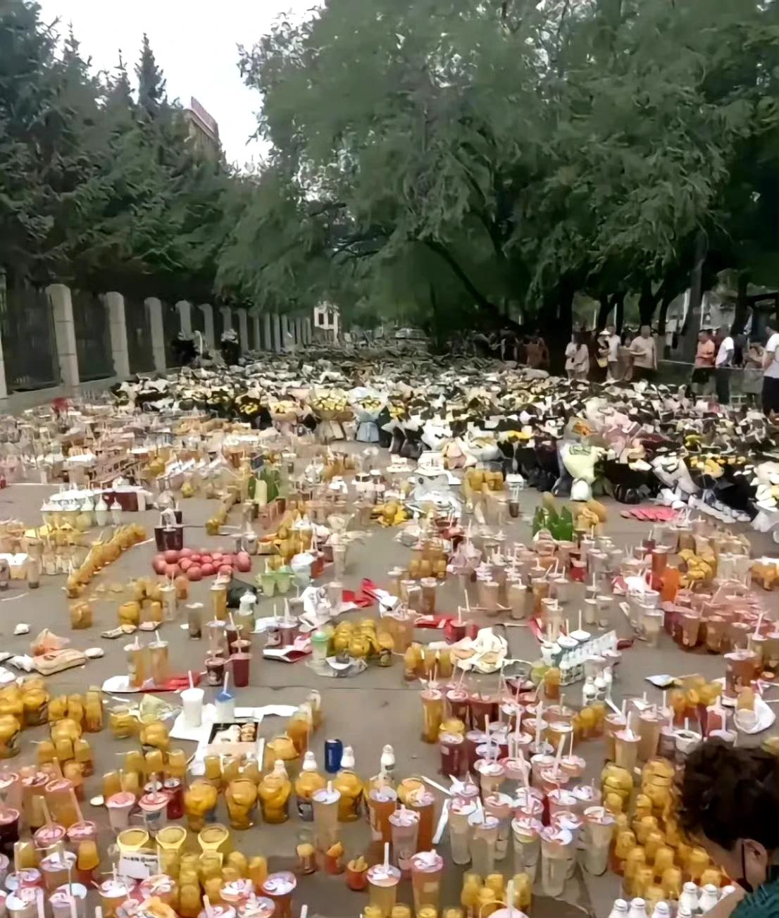 没有不敬的意思，搞不懂现在去shi一个人，为啥都要去点外卖送茶百道那些？意义何在