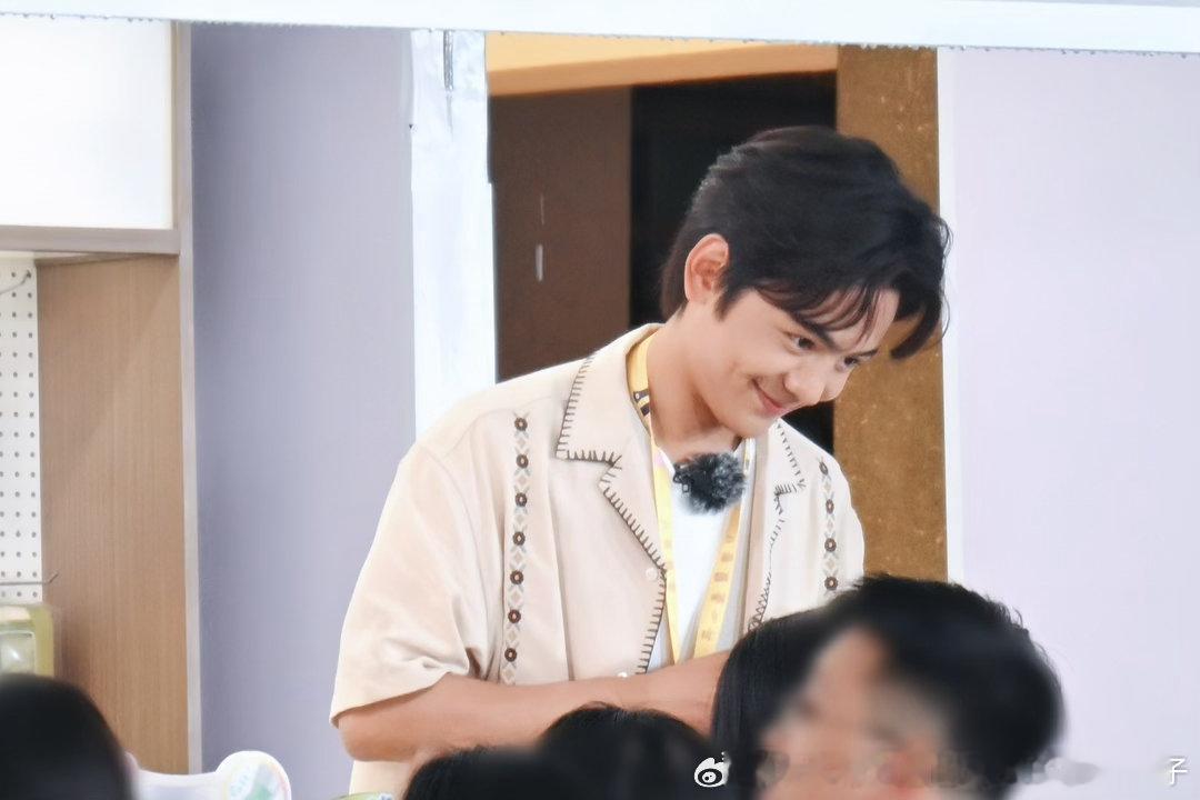 丁真宇宙帮帮忙 原来丁真珍珠先生的酒窝都如此与众不同，笑的时候甜美无比，没在笑的