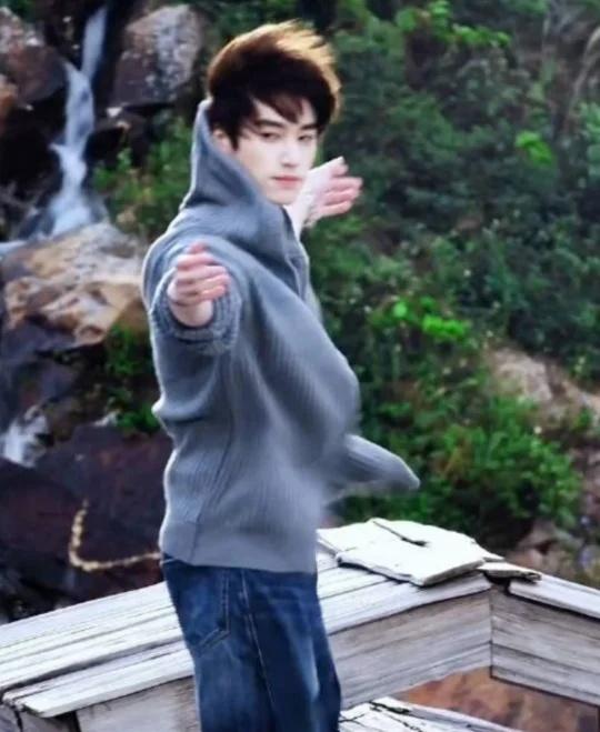 张康乐《交换人生》路透。
风太大了，人都差点吹走，被几个工作人员拉住。
后来需要