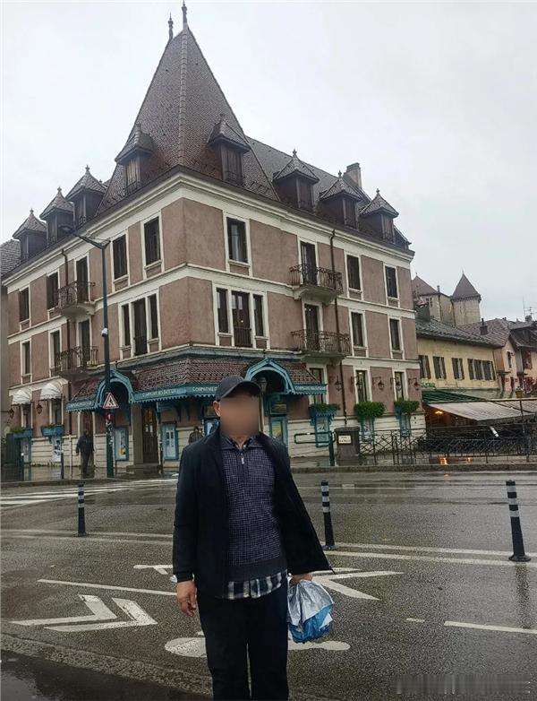 大爷拍的素颜巴黎火了 一位河南大爷的巴黎旅行照引发热议，他镜头下的埃菲尔铁塔略显