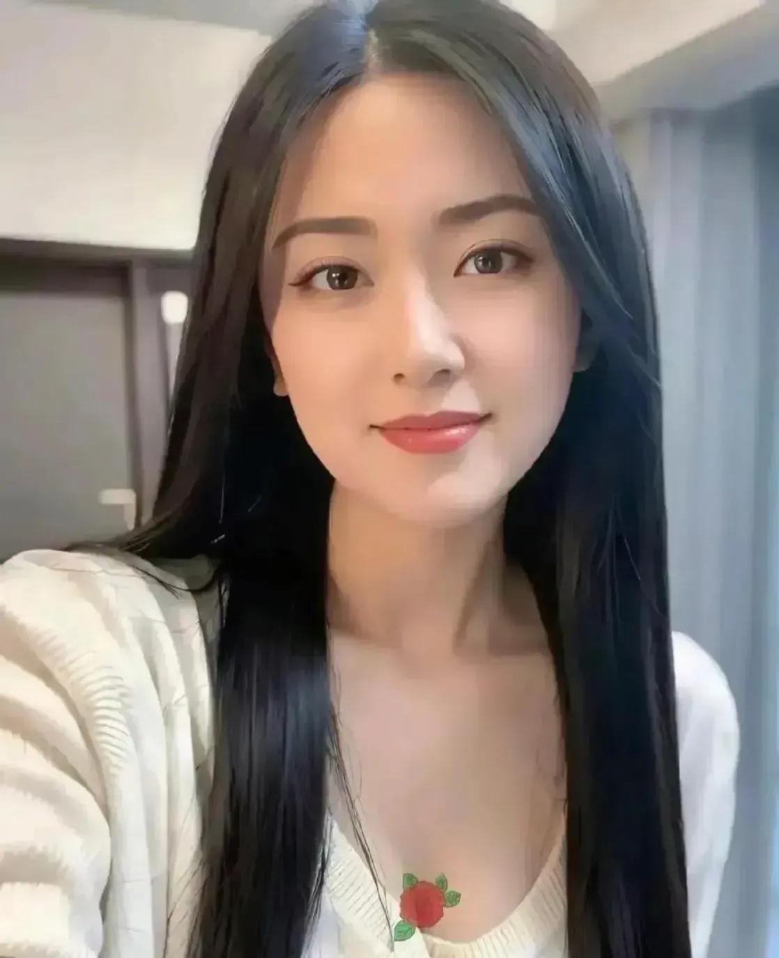 今天聚餐，有个最近突然眼头向上看的女主满嘴放炮，说她新交的男朋友是做大生意的，她