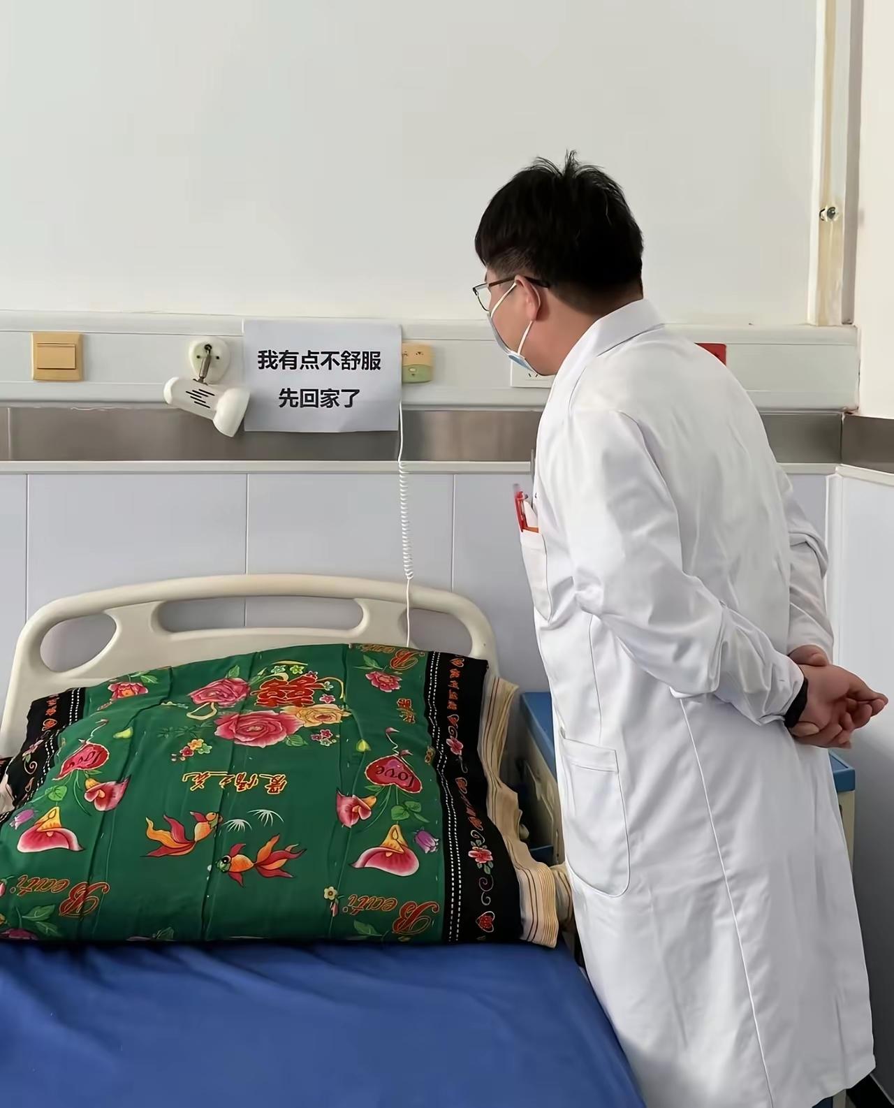 先看看这个褥子，就知道这里住的绝非常人，然后再去看他贴的这句话，好像就能理解他的