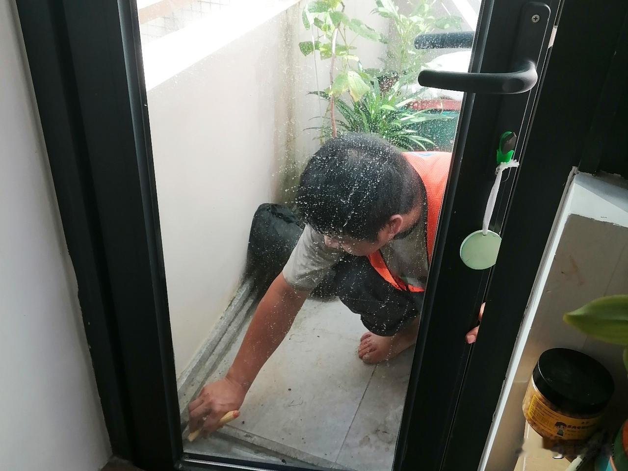 师傅今天过来帮我做防水了！

上周下雨，屋里从阳台门口渗水进来，我在处理完阳台下