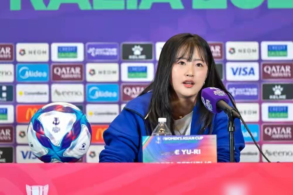 崔有利攥着2022年决赛的进球球衣拍桌：决赛必须碰中国！
上届她先拔头筹，韩国