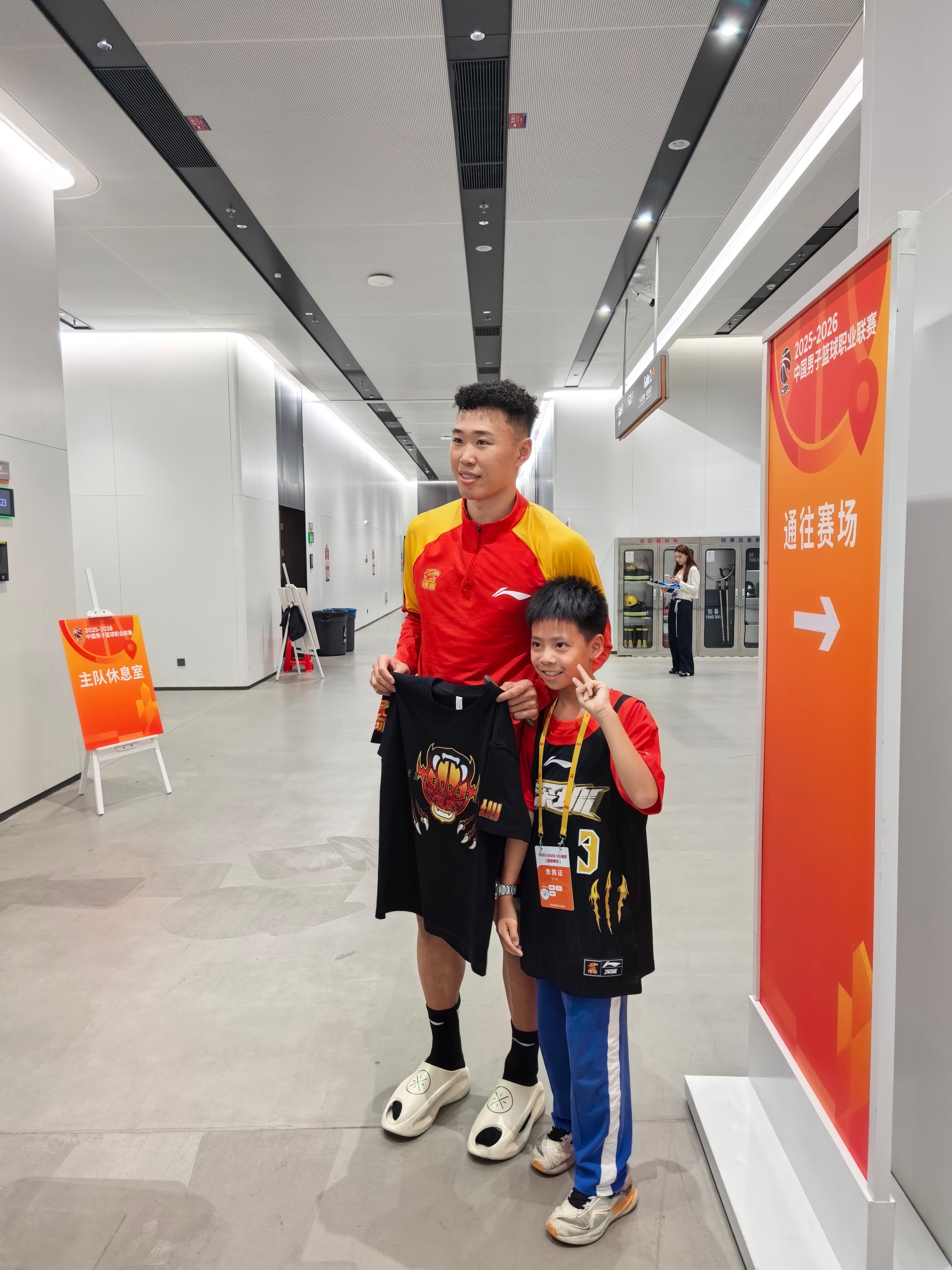 哎，可恶。又给一个小孩哥造了一个篮球梦~~深圳男篮vs广州男篮