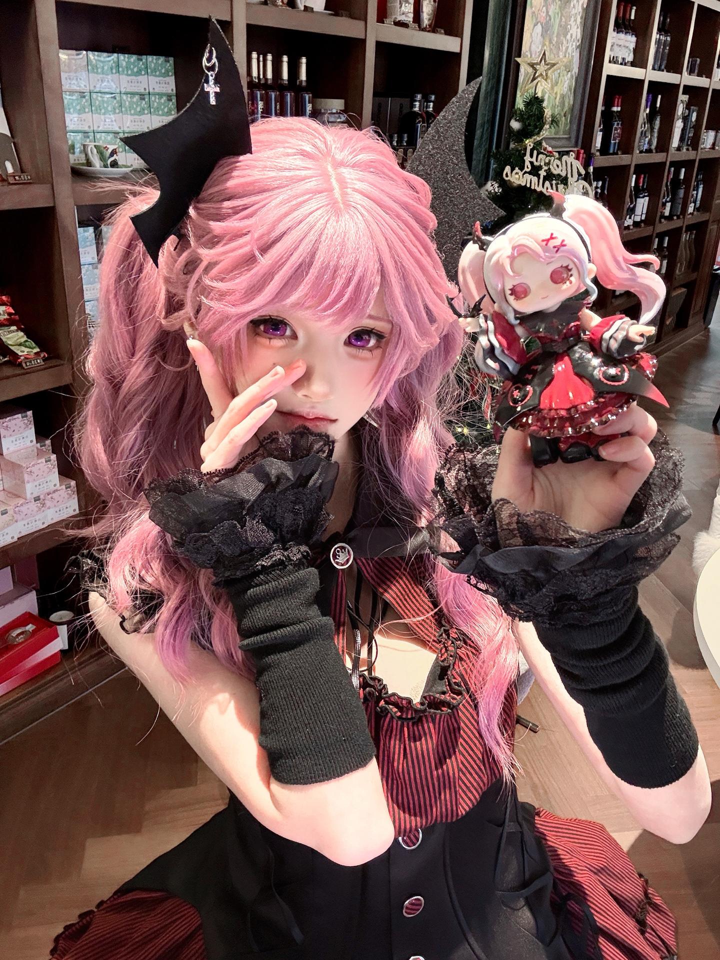 诡秘和玩偶拍照的动作又有了。