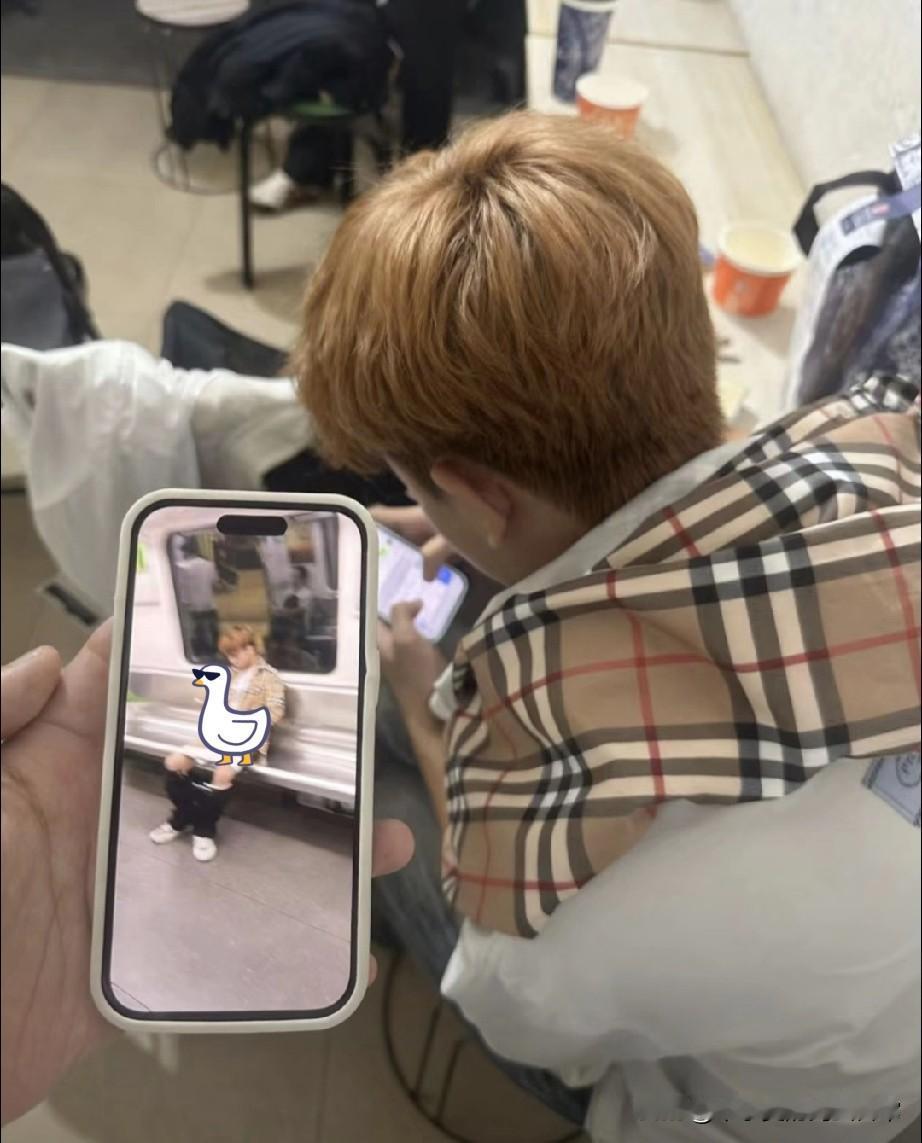 是他吗？实在太像了，在地铁里面干坏事!

就是他在地铁里面脱被子，抓起来了，拘留