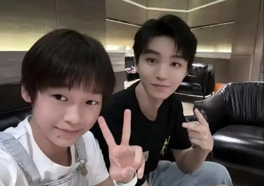 “全妹闪现王俊凯话剧现场”的词条刚挂热搜，评论区就炸了锅。
 
画面里，跳水冠军