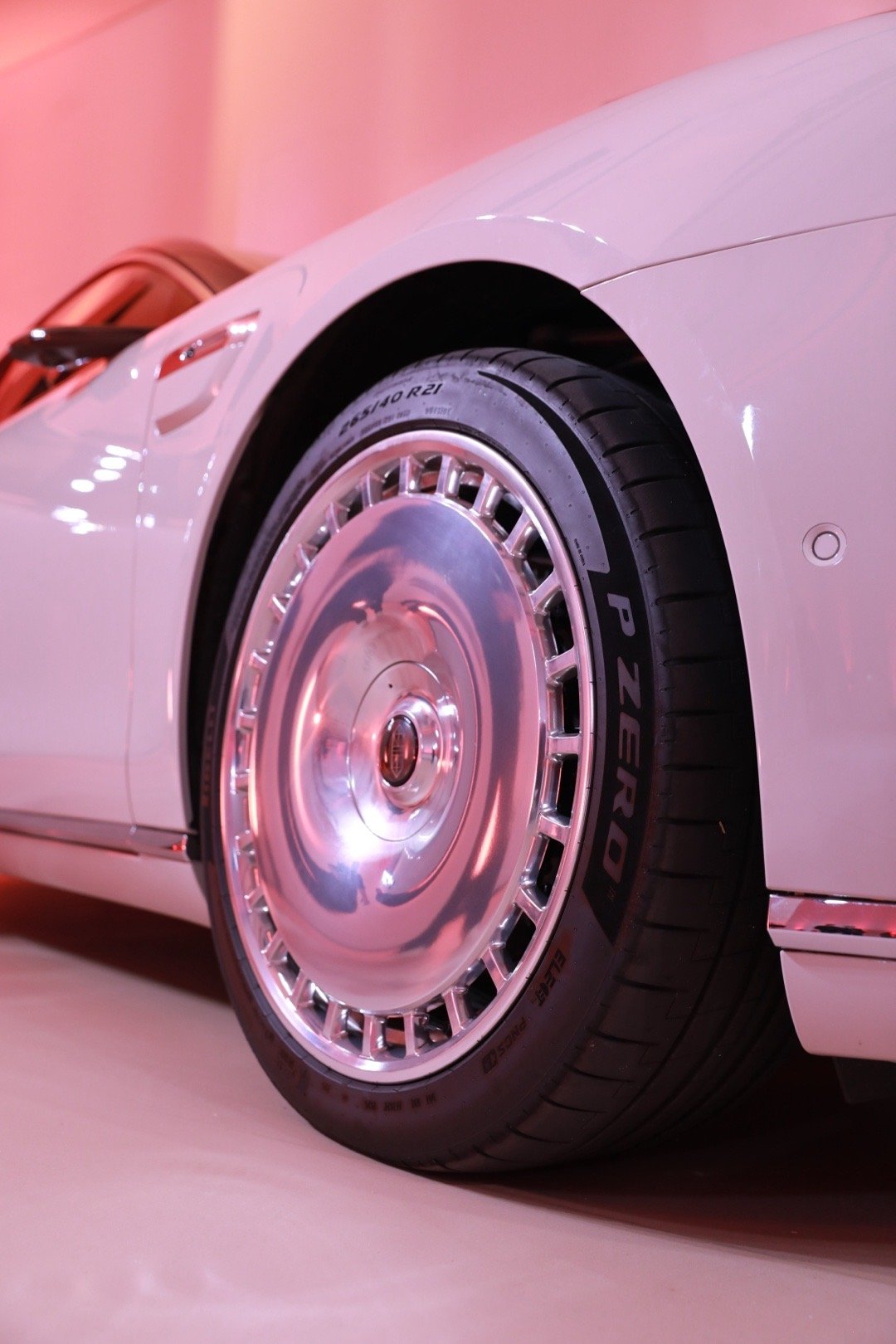 从车内补妆、赏曲的私人时光，到推门下车的万众瞩目，尊界S800提供了完美的情绪过