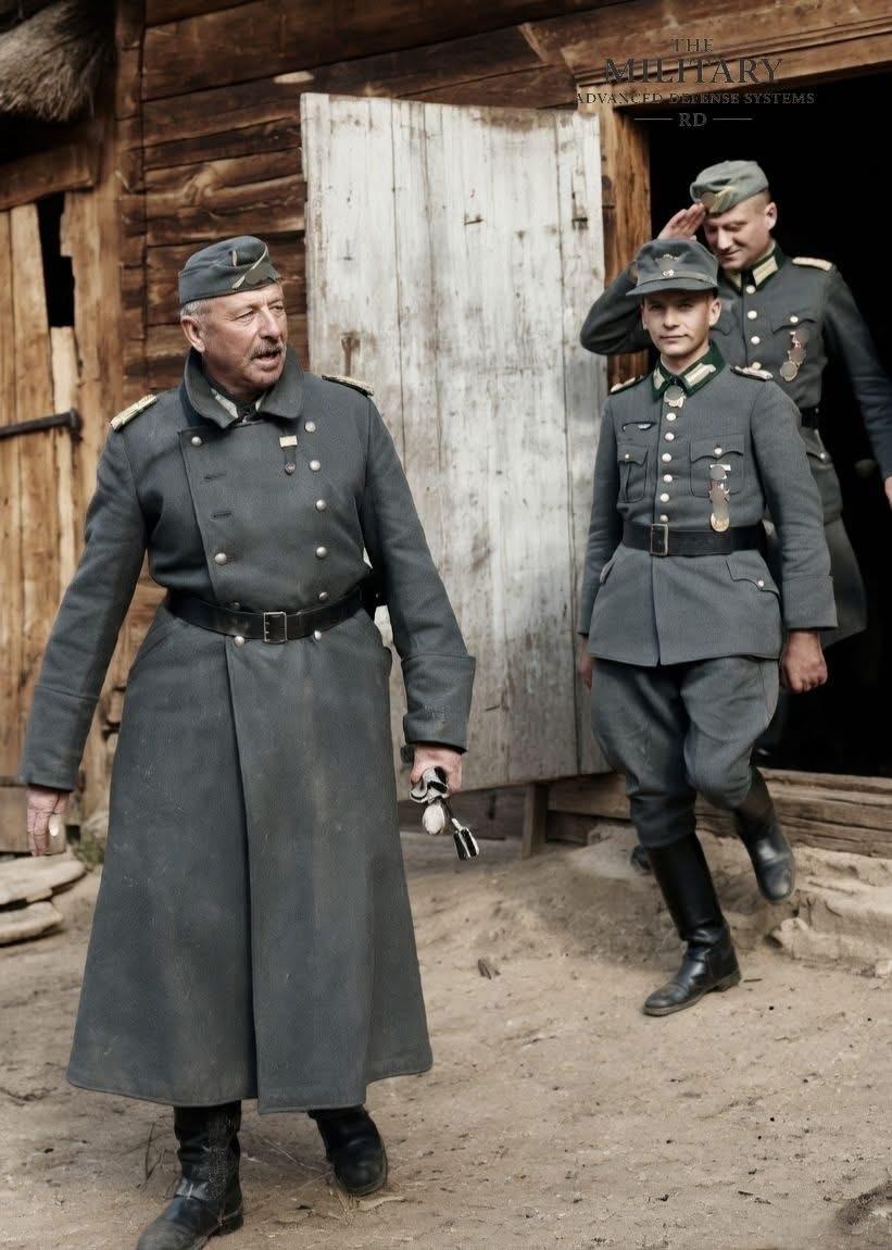 1941年，巴巴罗萨行动初期，德军埃里希·冯·曼施坦因元帅在一众军官陪同下视察前