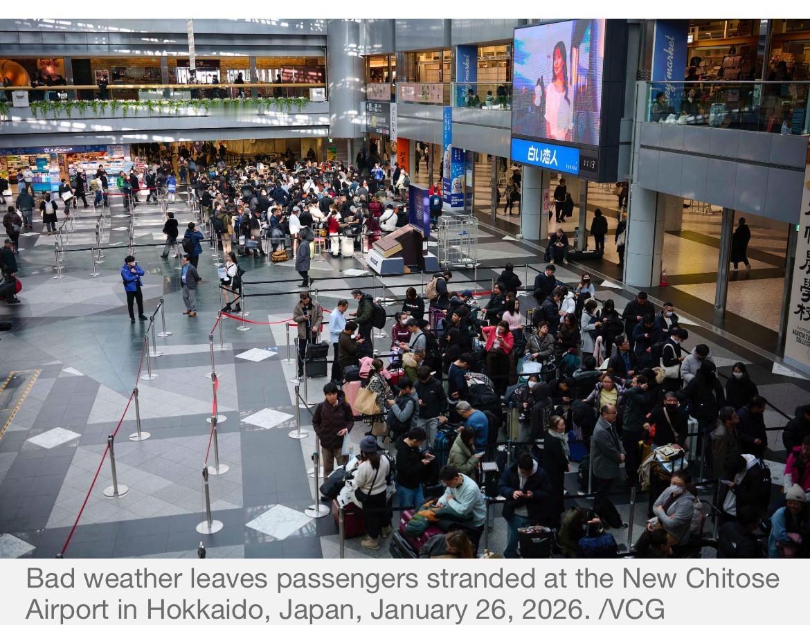 雪下了一米深，

航班全停了，

人却还在机场站着。

2026年1月28日，第