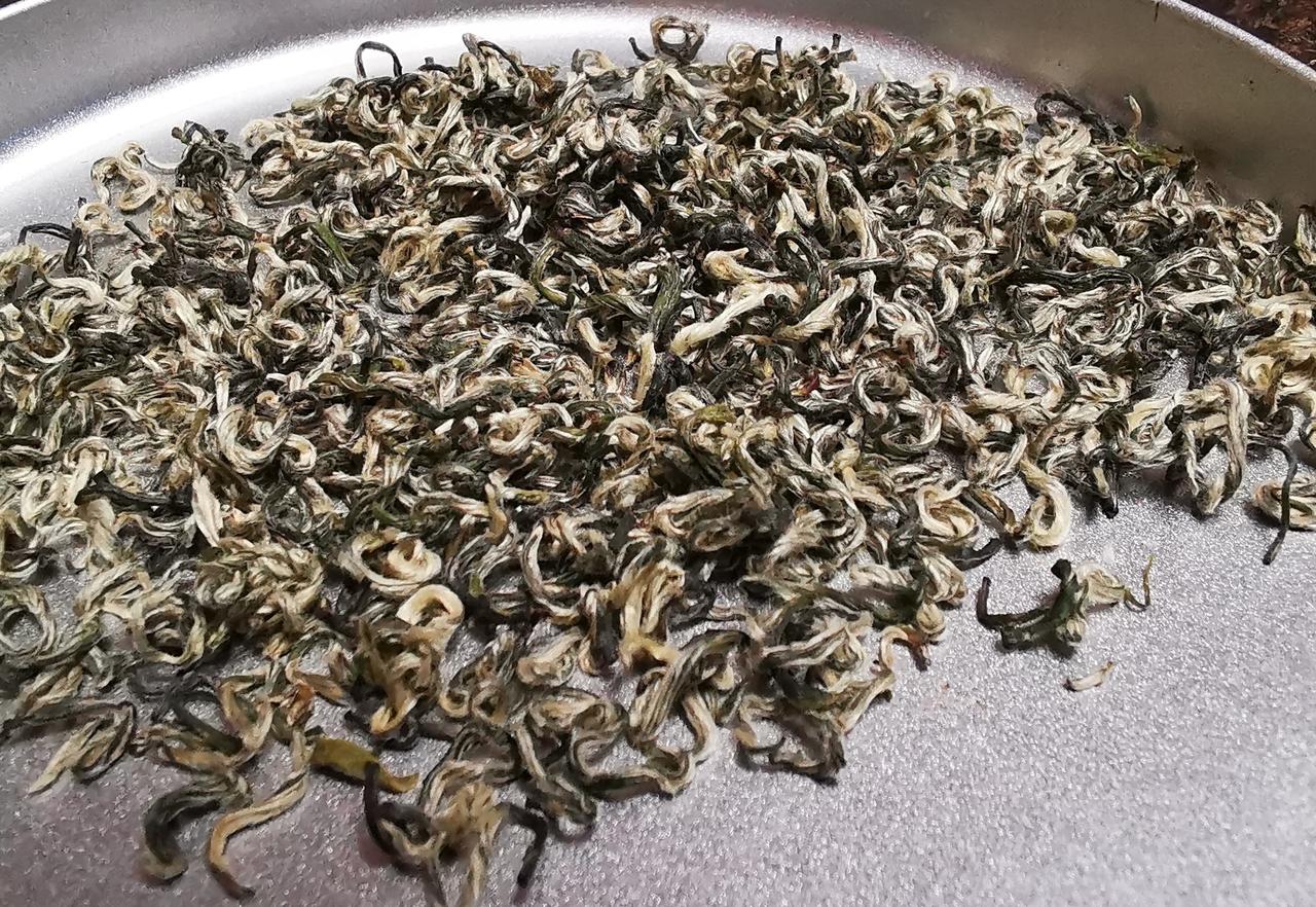 下午去茶叶店买茶叶，老板说现在是茶叶断档期，去年的陈茶不再进货，今年的新茶要在3