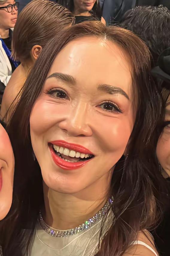 好真实的照片！估计内地女明星可不敢就这样把照片发出来。什么皱纹，鱼 尾 纹，法令