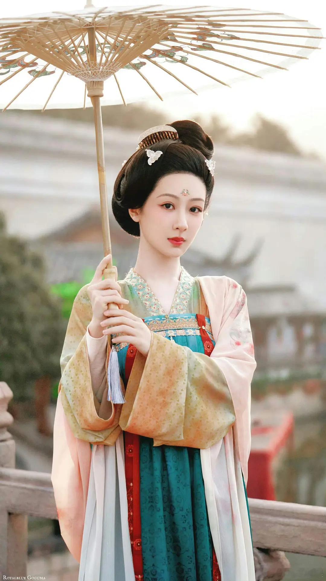 杨紫和虞书欣同样盘发古装造型，杨紫多少有点古板了，少了几分灵动就相差的不是一点半